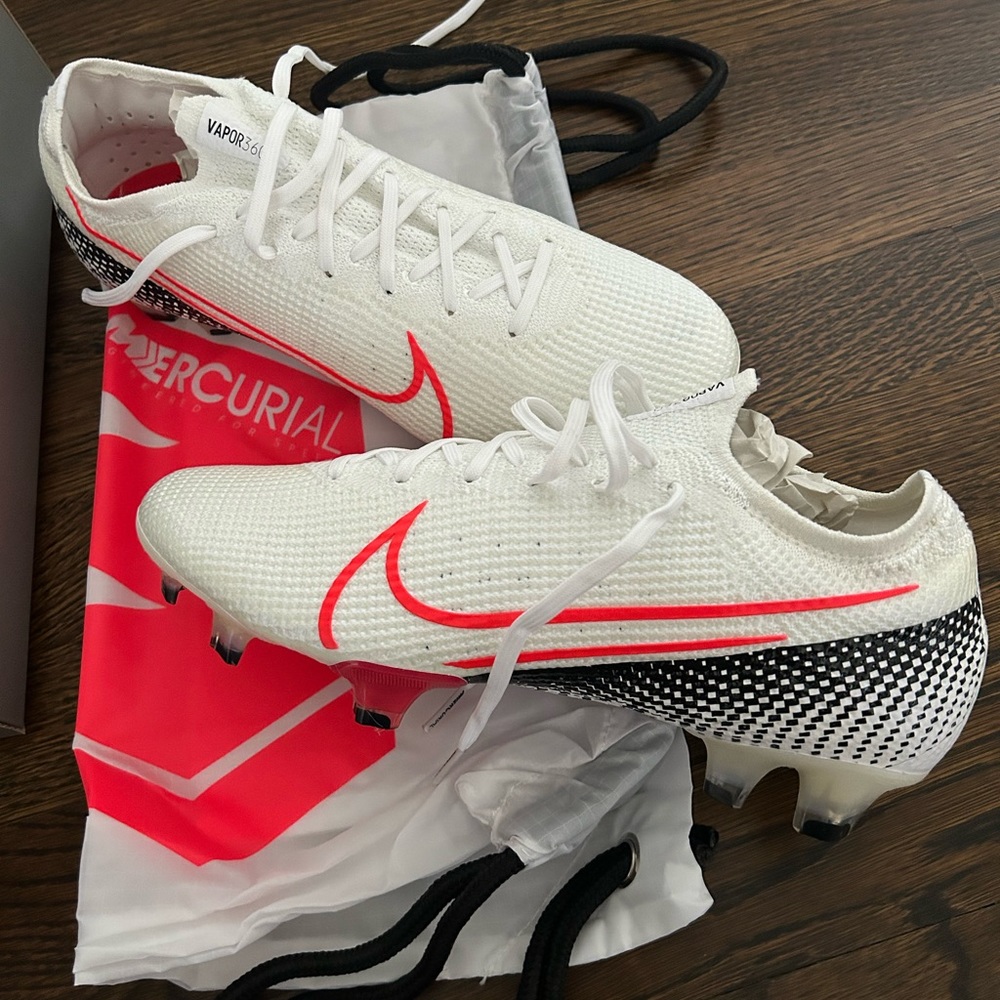 NWT Nike Mercurial ELITE Soccer Cleat never worn Men’s 7/women’s 8.5